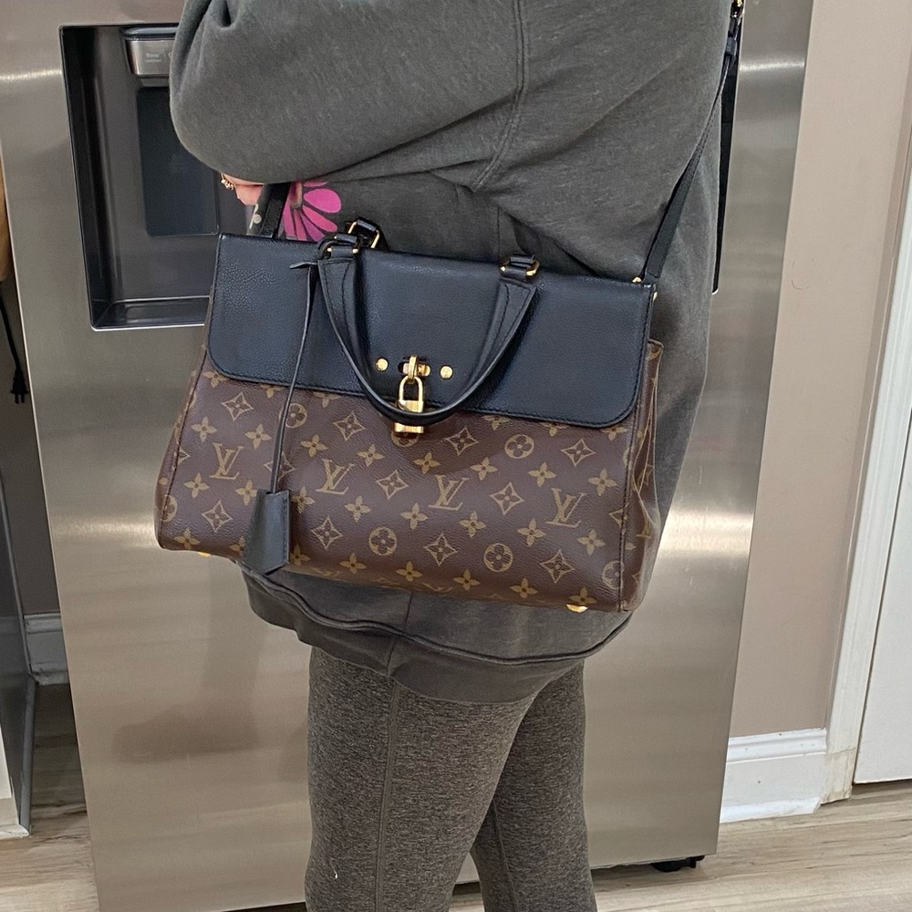 Louis Vuitton Venus Shoulder Bag - Picture 16 of 16